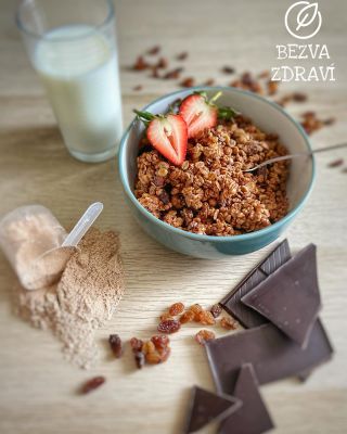 Proteinová čokoládová Granola🍫 Ovesné vločky jako základ společně s čokoládou a rozinkami obohacené sojovymi vločkami a...
